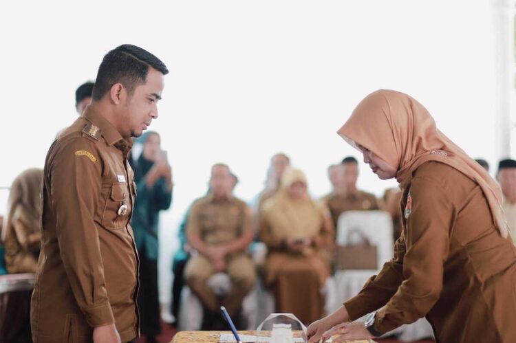 SAKSIKAN—Wali Kota Solok Dr. Ramadhani Kirana Putra saksikan cara Serah Terima Jabatan Camat serta Pelantikan Ketua TP-PKK Kecamatan dan Kelurahan se-Kota Solok, yang berlangsung di Balairung 99 Rumah Dinas Wali Kota Solok, Selasa (4/11).