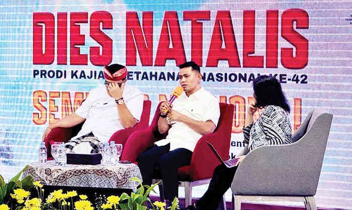 Didapuk sebagai Narasumber dalam Seminar Nasional di Universitas Indonesia, Jon Firman Pandu Ungkap Keberhasilan Kabupaten Solok sebagai Lumbung Pangan di Sumbar 1 PAPARKAN— Bupati Solok, Jon Firman Pandu memaparkan strategi terkait ketahanan pangan di Seminar Nasional Dies Natalis ke-42 Program Studi Kajian Ketahanan Nasional Universitas Indonesia (UI).