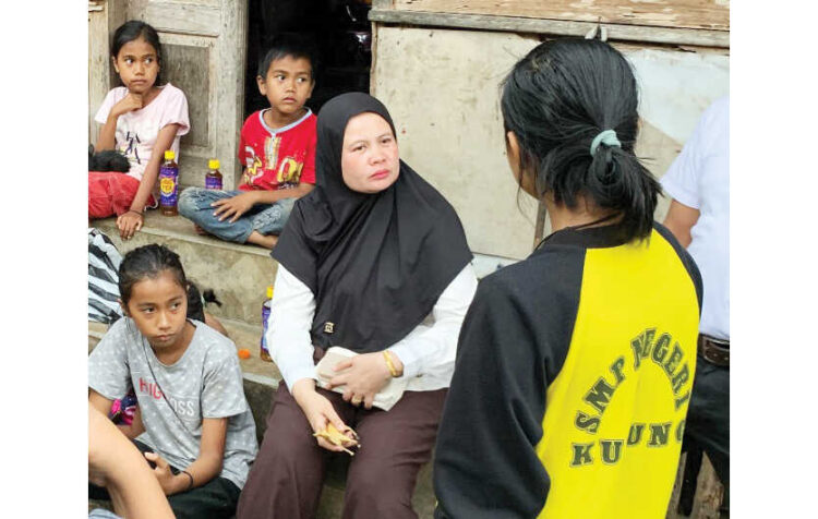 KUNJUNGI— Ketua TP-PKK Kabupaten Solok, Ny Nia Jon Firman Pandu ketika mengunjungi kakak beradik yang tinggal tanpa ada orang tuanya sekaligus menyerahkan bantuan.