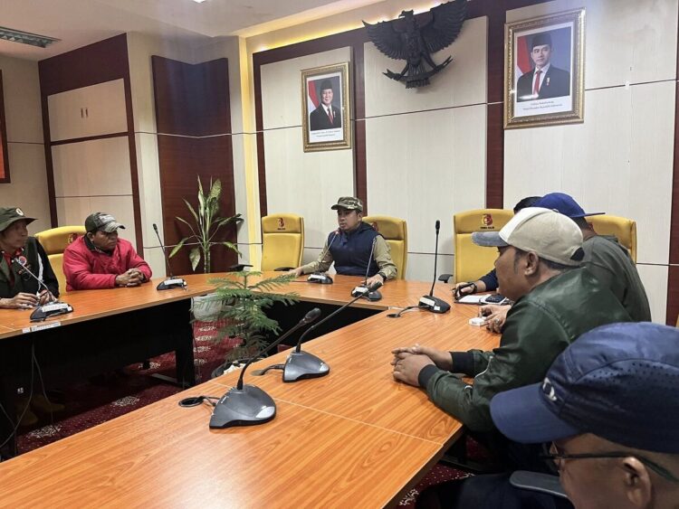 ARAHAN—Wali Kota Solok, Dr. Ramadhani Kirana Putra berikan arahan saat pimpin rapat soal bencana.