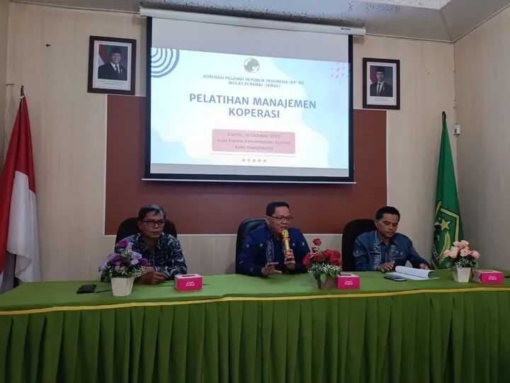 BERIKAN MATERI— Pembina koperasi, Dr. Dedi Wandra saat memberikan materi sekaligus motivasi kepada peserta tentang pentingnya peran koperasi dalam memperkuat ekonomi anggota.
