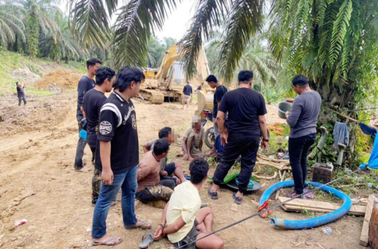 3 Pekerja Tambang Emas Ilegal Ditangkap, Ekskavator hingga Mobil Pajero jadi Barang Bukti 1 TAMBANG ILEGAL— Tim gabungan Ditreskrimsus Polda Sumbar dan Polres Pasbar menggerebek tambang emas ilegal di Jorong Air Runding, Nagari Koto Nan Duo, Kecamatan Koto Balingka.