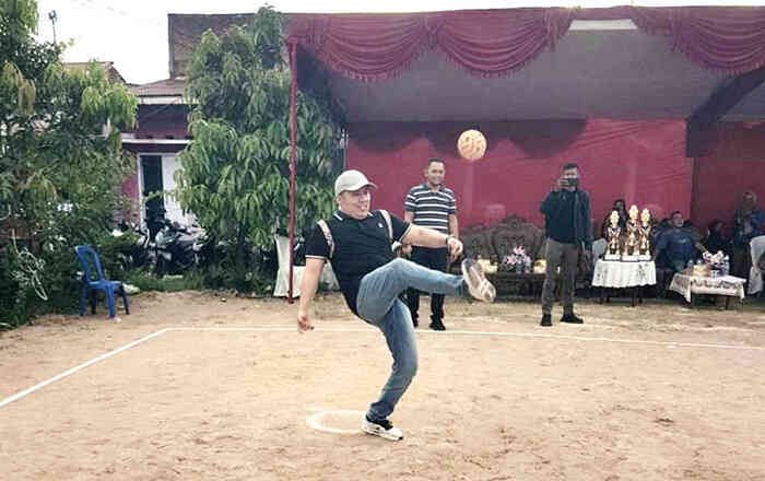 KEJUARAAN SEPAK TAKRAW— Anggota DPRD Padang Manufer Putra Firdaus, melakukan tendangan pertama saat membuka Kejuaraan Sepak Takraw Lubuk Buaya Cup 2025, di lapangan Komplek Monang Indah Lubuk Buaya, Kecamatan Koto Tangah, Minggu (16/11).