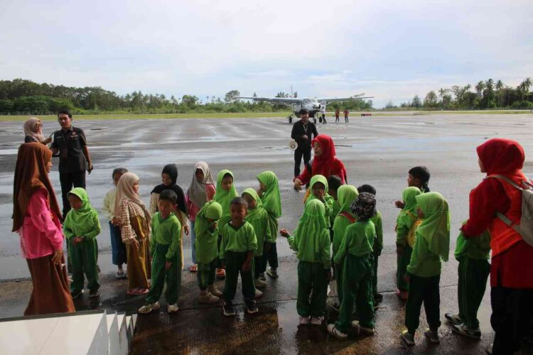 EDUKASI—Tim Operasional Bandara Rakot Ganda memberikan edukasi kepada murid TK  Raudhatul Athfal (RA) Amanah saat melakukan kunjungan ke bandara tersebut, Sabtu (22/11).