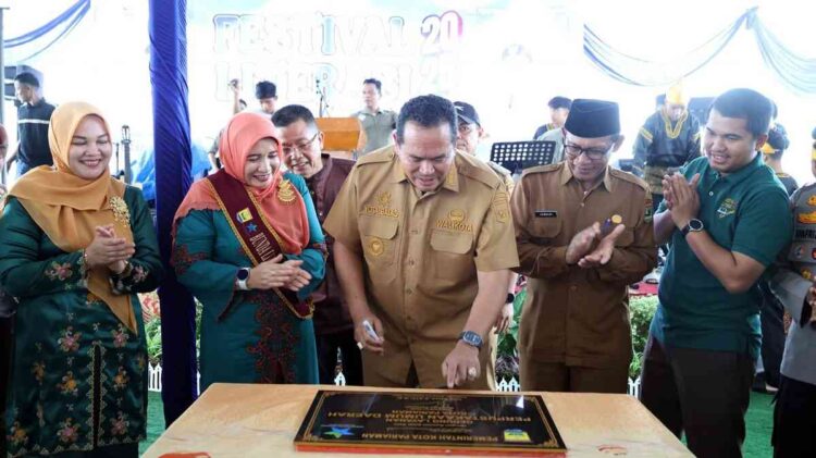 RESMIKAN—Kota Pariaman Yota Balad saat membuka secara resmi kegiatan festival literasi Kota Pariaman tahun 2025 di gedung perpustakaan umum daerah Kota Pariaman,