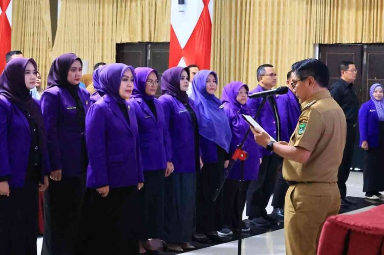 PELANTIKAN PENGURUS—Bupati Padangpariaman, John Kenedy Azis, secara resmi lantik dan kukuhkan  Pengurus Pusat Pelayanan Terpadu Pemberdayaan Perempuan dan Anak (P2TP2A) Saiyo Sakato Kabupaten Padangpariaman periode 2025–2030.