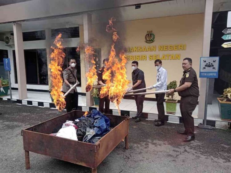 BAKAR—Kejari Pessel bersama Forkopimda Pessel saat memusnahaan Barang Bukti  (BB) dengan cara dibakar.