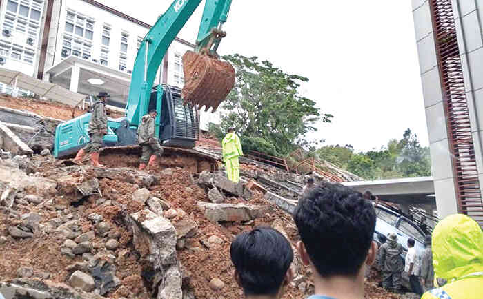 Kampus III UIN Imam Bonjol Diterjang Longsor, Satu Gedung Miring, 7 Kendaraan Rusak 1 EVAKUASI— Alat berat dikerahkan untuk mengevakuasi kendaraan yang tertimbun longsor di Kampus III UIN Imam Bonjol Padang.