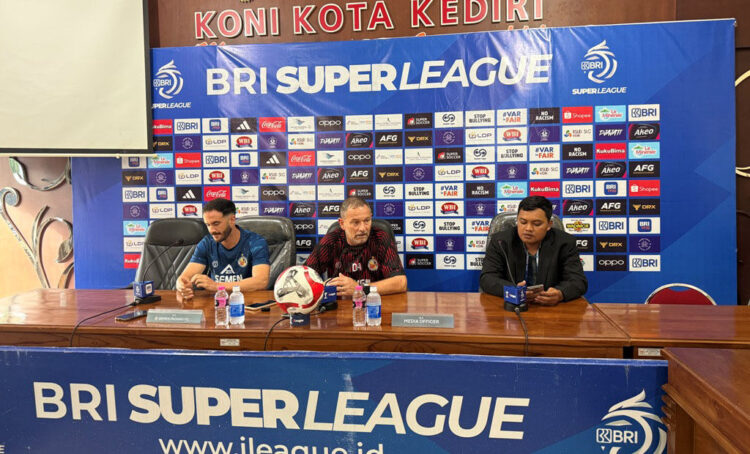 KONFERENSI PERS— Pelatih Semen Padang FC pada konferensi pers Rabu (26/11) jelang hadapi Persik Kediri pada lanjutan pekan ke-14 BRI Super League 2025 di Stadion Brawijaya, Kediri, Jawa Timur, Kamis (27/11).