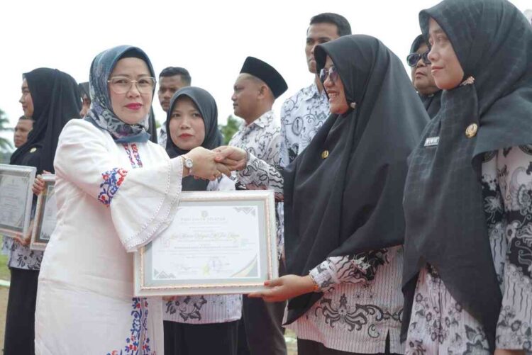 PENGHARGAAN—Pemkab Solok Selatan serahkan penghargaan pada guru pada HGN 2025.