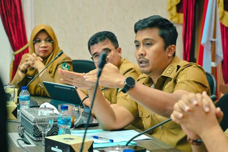 Kunci Percepatan Tol Padang–Pekanbaru, Wagub Minta Dilakukan Pendekatan Sosial dan Budaya 1 PIMPIN RAPAT TOL—Wakil Gubernur Sumatera Barat (Wagub Sumbar), Vasko Ruseimy saat memimpin rapat lanjutan proyek Tol Trans Sumatera ruas Pekanbaru–Padang di Istana Gubernuran, Senin (3/11).