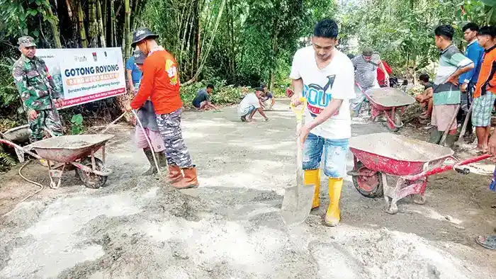 PENGECORAN JALAN— Puluhan warga warga Rimbo Gaek, Kelurahan Tarantang, Kecamatan Lubuk Kilangan, memperbaiki jalan utama sepanjang 1 kilometer yang sudah bertahun rusak parah. Kegiatan ini digerakkan Rang Mudo Malayu Baringin–Tarantang dan didukung PT Semen Padang yang menyalurkan bantuan semen.