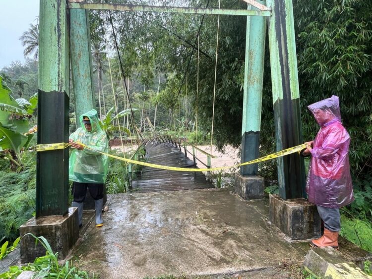 Jembatan Gantung Nyaris Putus, 40 KK Terdampak 1 PERINGATAN—Terlijat kondisi Jembatan Gantung Lombah di Nagari Sungai Rimbang, Kecamatan Suliki, nyaris putus kini dipasang tali peringatan.