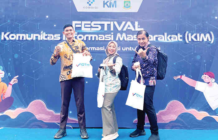 KIMFEST 2025— Kepala Bidang IKP Diskominfo Padang, Wismeiliar Teinike Yulvera bersama didampingi Fungsional Pranata Humas Ahli Muda, Charlie Ch. Legi, dan staf pelaksana Heru Putra Gunawan, menghadiri puncak Festival Komunitas Informasi Masyarakat (KIM) 2025 atau KIMFest 2025 di Kota Tangerang, Jumat - Sabtu (14-15/11).