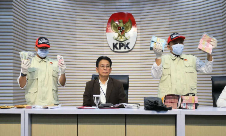 Bantah Ada Kasus Korupsi Diintervensi Istana, KPK: Kami Bukan Pembantu Presiden 1 PERLIHARKAN BUKTI— Penyidik menunjukan barang bukti disaksikan oleh Wakil Ketua KPK Johanis Tanak di Gedung KPK.