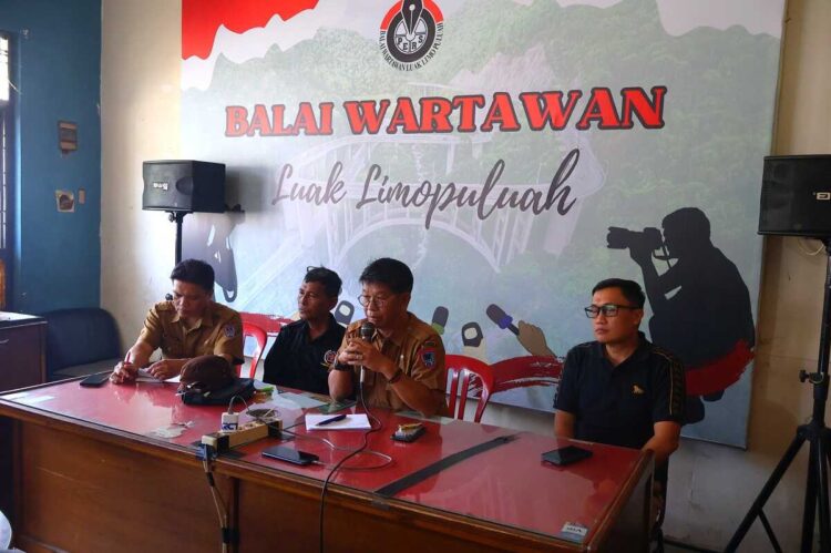 KETERANGAN PERS— Kepala Dinas Komunikasi dan Informatika Kota Payakumbuh, Kurniawan Syahputra, memberikan keterangan pers terkait tudingan adanya praktik “kongkalikong” atau intervensi dari pimpinan daerah dalam proses pengadaan barang dan jasa di lingkungan Pemerintah Kota Payakumbuh, di Balai Wartawan.