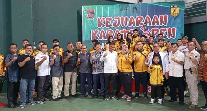 Anggota DPRD Sumbar Khairuddin Simanjuntak Komit Majukan Olahraga Karate 1 KEJUARAAN KARATE—Anggota DPRD Sumbar, Khairuddin Simanjuntak membuka Kejuaraan Karate Terbuka se-Sumatera di GOR Fakultas Ilmu Keolahragaan (FIK) Universitas Negeri Padang (UNP), Jumat (14/11).