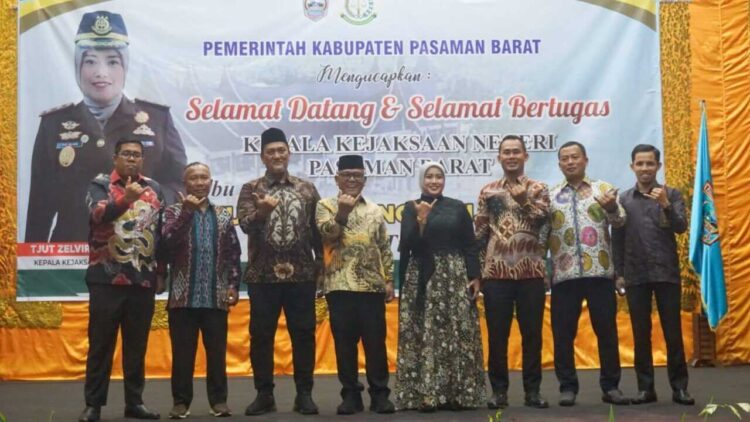 PENYAMBUTAN—Pemerintah Kabupaten Pasaman Barat menyambut kedatangan Kepala Kejaksaan Negeri (Kajari) Pasaman Barat yang baru, Tjut Zelvira Nofani