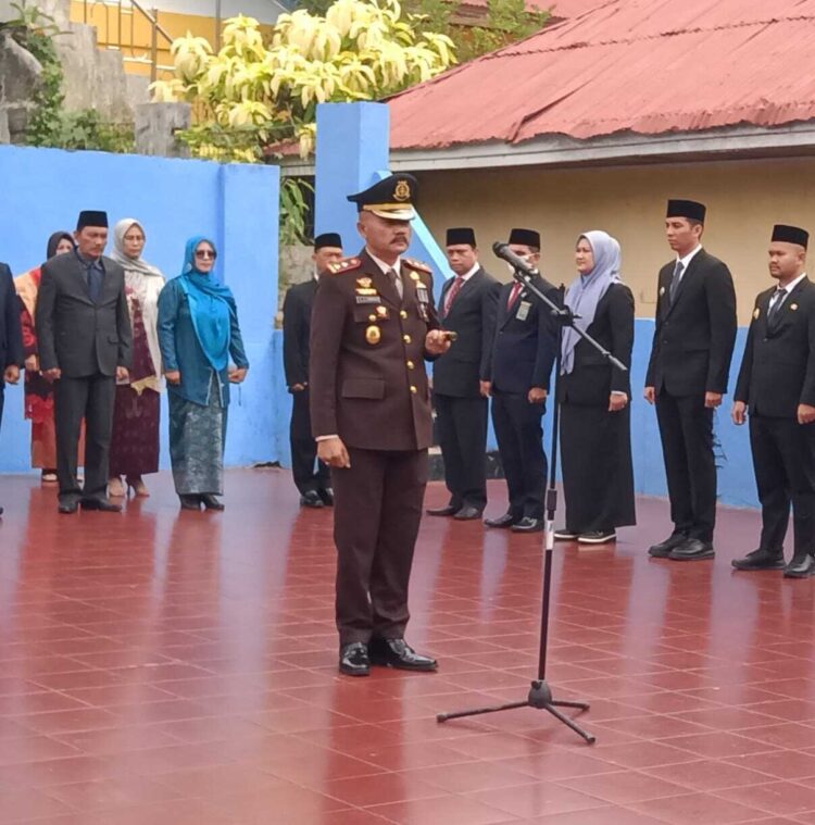 IRUP—Kajari Sawahlunto menjadi Inspektur Upacara di Taman Makam Pahlawan Sawahlunto dalam rangka memperingati Hari Pahlawan yang ke-80, di Kelurahan Kubang Sirakuk Selatan Kota Sawahlunto, Senin (10/11) pagi.