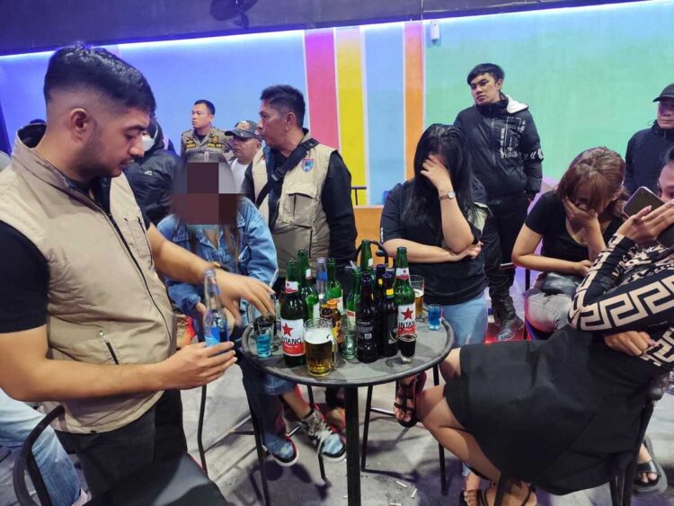 Temukan Minuman Keras, Kalam Sanjo Cafe Dirazia Satgas Penegak Perda 1 RAZIA—Tim Penegak Perda (Peraturan Daerah), saat merazia THM (Tempat Hiburan Malam) Kalam Sanjo Cafe yang acap dikeluhkan masyarakat Kelurahan Padang Data Tanah Mati, karena kerap beroperasi sampai subuh.