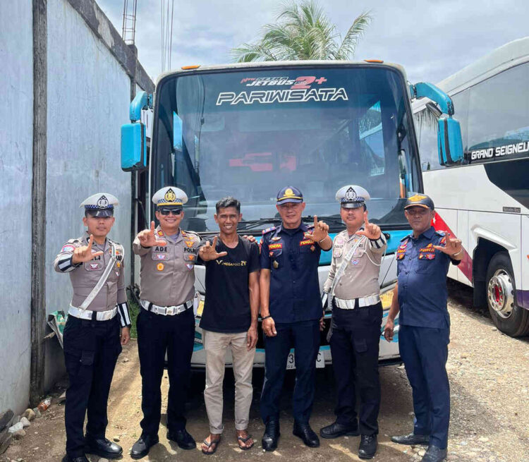 Kasat Lantas Rump Cek Kendaraan Pariwisata dalam Operasi Zebra Singgalang 2025