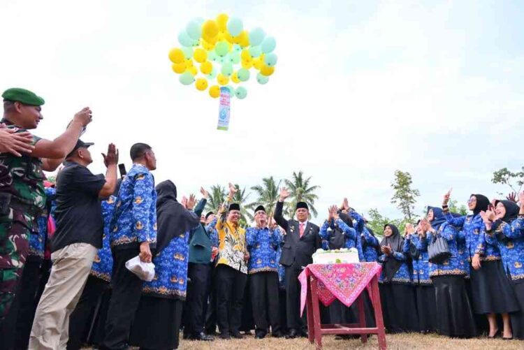 PELEPASAN BALON— Wakil Wali Kota Payakumbuh, Elzadaswarman melepas balon ke udara pada Peringatan Hari Kesehatan Nasional (HKN) ke-61 di halaman Balai Kota.