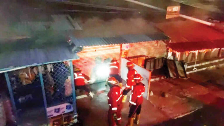 KEBAKARAN— Petugas Damkar melakukan pemadaman api yang membakar toko grosir di kawasan Simpang Haru, Kota Padang.