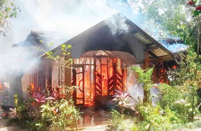 Rumah dan Mobil Milik Guru Hangus Terbakar 1 KEBAKARAN— Kondisi rumah milik guru di di Korong Kampung Jambak Lubuak Aro, Nagari Tandikek, Kabupaten Padangpariaman, yang mengalami kebakaran.