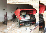 Tabrak Rumah, Sopir Mobil Pikap Tewas di Tempat, Pagar dan Dinding Jebol