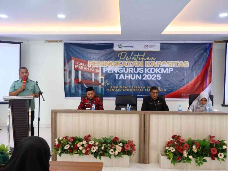 SANITASI— Asisten III Setdako Payakumbuh, Ifon Satria, menghadiri kegiatan dan kunjungan Aliansi Kabupaten Kota Peduli Sanitasi (AKKOPSI) dan Himpunan Ahli Kesehatan Lingkungan Indonesia (HAKLI) di Aula Ngalau Indah, Balai Kota Payakumbuh, Jumat (14/11).