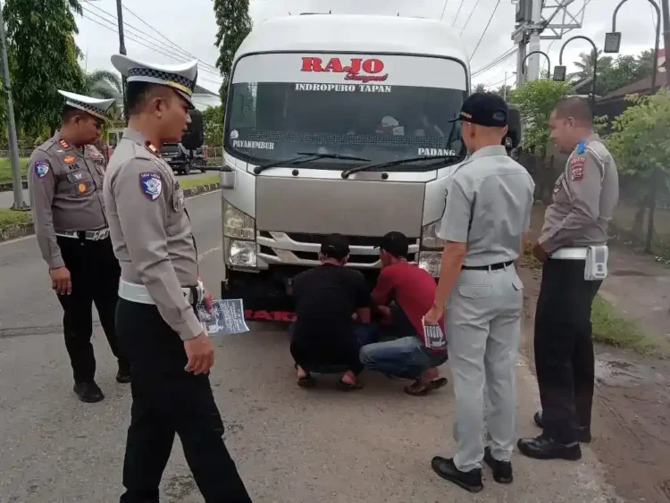 Operasi Zebra Singgalang 2025, Kasatlas Polres Pessel Focus Edukasi dan Pencegahan 1 OPERASI ZEBRA—Kasat Lantas Polres Pessel melakukan pemasangan stiker dan pembagian selebaran saat Operasi Zebra Singgalang.