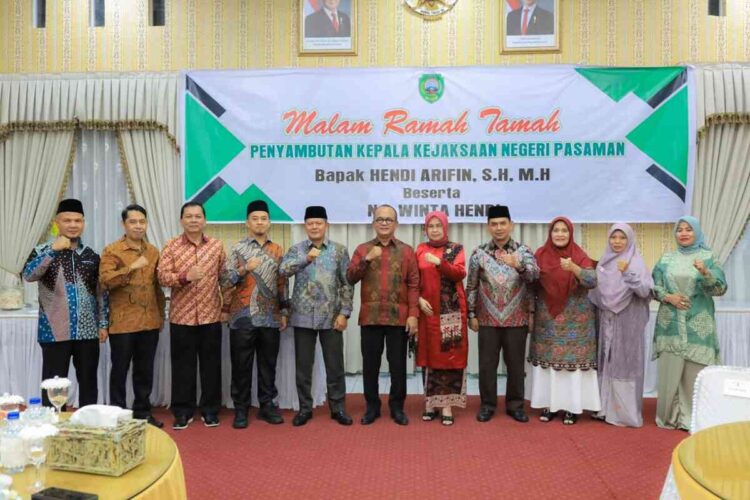 TEMU RAMAH— Bupati Pasaman, Welly Suhery menghadiri acara ramah tamah dan temu kenal Kepala Kejaksaan Negeri (Kajari) Pasaman yang baru, Hendi Arifin, bersama istri Winta Hendi, Kamis malam (13/11) di Balerong Pusako Anak Nagari.