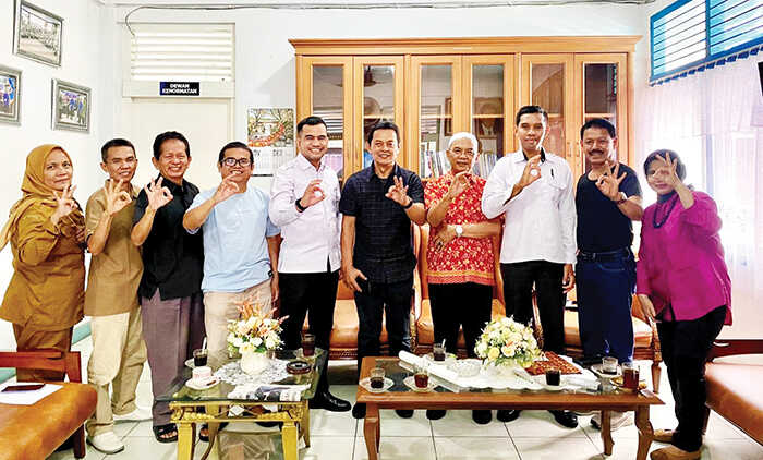 Kemenham Sumbar Jalin Silaturahmi ke Kantor PWI Sumbar, Perkuat Peran Media dalam Persoalan Hukum dan HAM 1 SILATURAHMI— Ketua PWI Sumbar, Widya Navies menyambut kunjungan silaturahmi dari Kemenham Sumbar yang dipimpin Kabag Tata Usaha dan Umum, Ecky Fajrian Eddy, didampingi Rahmad Hidayat selaku Pengadministrasi Umum dan Intan Josi Ramadhani yang bertugas sebagai Tenaga Administrasi Perkantoran, di kantor PWI Sumbar, Selasa (4/11).