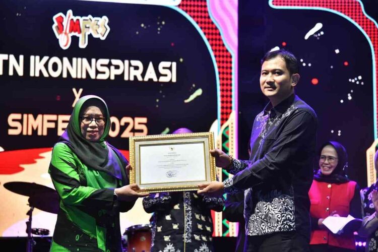 Jadi Laboratorium Musik Etnik dan Ekonomi Kreatif, SIMfes Sawahlunto Raih Penghargaan Kharisma Event Nusantara 1 PIAGAM PENGHARGAAN— Kementerian Pariwisata dan Ekonomi Kreatif RI menyerahkan Piagam Kharisma Event Nusantara (KEN) kepada SIMFes dan komunitas Sawahlunto Youth Movement (SYM).