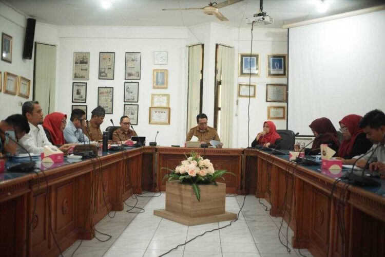 Nagari Pangian Bersiap Menjadi Nagari Creative Hub 1 Kepala Dinas Pemberdayaan Masyarakat dan Desa PMD Provinsi Sumatera Barat diwakili Kabid UEM Mardianur saat rapat persiapan rencana pembangunan NCH bersama Wakil Bupati Ahmad Fadly