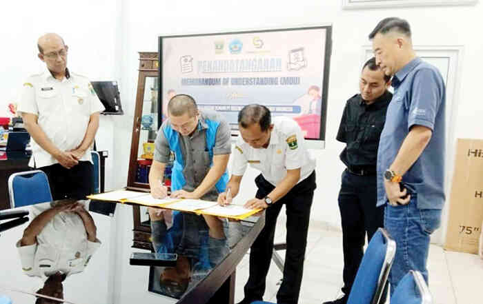 TEKEN MOU—  Kepala  SMKN 5 Padang Rizka Fauzi Yosfi, Direktur PT Greencintrols Teknology Indonesia Hendra Rusmana , melakukan pendatanganan MoU dan disaksikan Mr. Siew dari Greencontrols Malaysia dan Kabid SMK Suryanto.