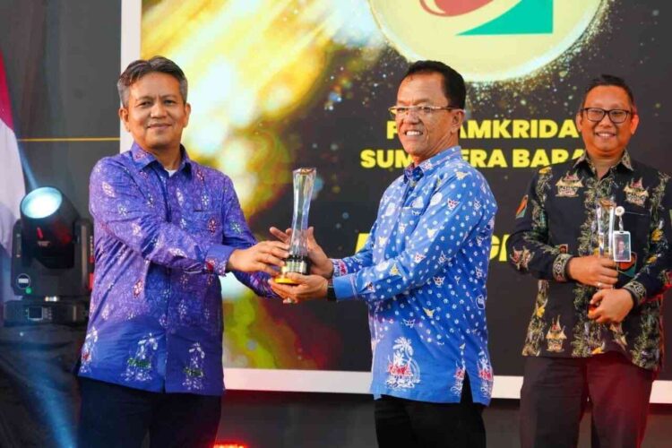 TERIMA PENGHARGAAN— Direktur PDAM M. Nazwir menerima penghargaan.