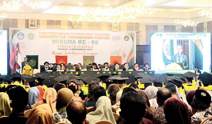 Unitas Gelar Wisuda ke-69, Rektor: Lulusan Unitas Siap Hadapi Dunia Kerja dan Global yang Kompetitif 1 WISUDA KE-69— Ketua Badan Pelaksana Pendidikan Taman Siswa (BPPTS) Unitas Padang, Irwandi Yusuf, SH memberikan sambutan pada wisuda ke-69, Sabtu (8/11).