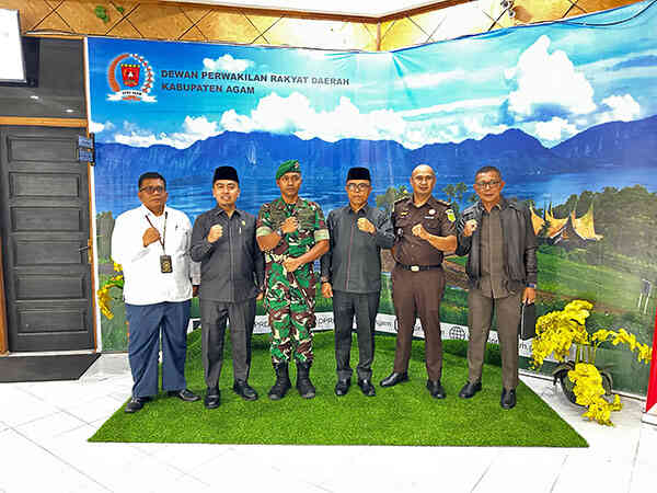 KUNJUNGAN— Ketua DPRD Kabupaten Agam, Ilham bersama Wakil Ketua DPRD Henrizal dan Muhammad Risman menerima kunjungan Komandan Yonif TP 897/Singgalang, Mayor Inf Saor Jonathan Lumban Batu, di ruang kerja Pimpinan Dewan, Senin (24/11).