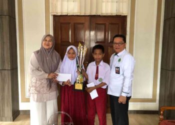 Berprestasi di Tingkat Nasional, Ketua DPRD Berikan Reward pada Siswa-siswi Madrasah Ibtidaiyah Negeri 2 Sawahlunto