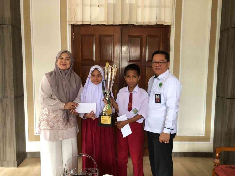 Berprestasi di Tingkat Nasional, Ketua DPRD Berikan Reward pada Siswa-siswi Madrasah Ibtidaiyah Negeri 2 Sawahlunto 1 SERAHKANREWARD—Ketua DPRD Kota Sawahlunto, Susi Haryati menyerahkan reward kepada dua siswa berprestasi yang mengharumkan nama Kota Sawahlunto di tingkat nasional.