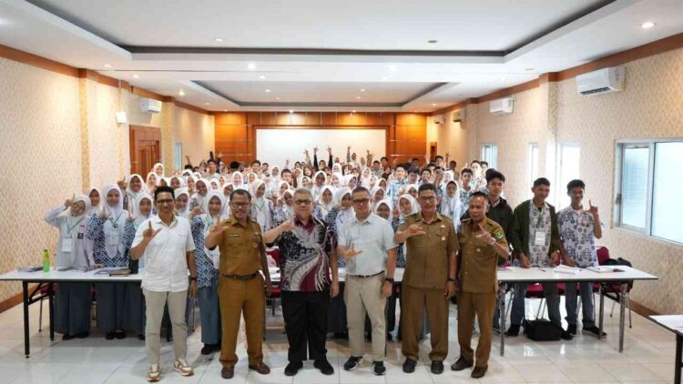 Gagas Kegiatan Pembelajaran Menulis bagi Siswa SMA, Ketua DPRD Sumbar Dorong Penguatan Budaya Literasi di Kalangan Pelajar 1 BELAJAR MENULIS—Ketua DPRD Sumbar, Muhidi bersama para siswa usai membuka kegiatan pembelajaran menulis bagi siswa SMA se-Kota Padang, Selasa (11/11).