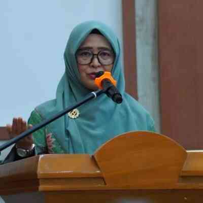 SAMBUTAN— Ketua TP PKK Kota Bukittinggi sekaligus Ketua LKKS, Ny. Yesi Ramlan Nurmatias memberikan sambutan pada kegiatan Pelatihan Dasar Pekerja Sosial Masyarakat (PSM) Tahun 2025 di Aula Balai Kota Bukittinggi, Selasa (25/11).