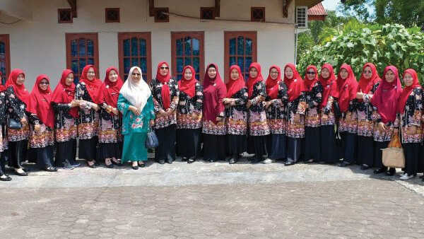 PERTEMUAN BUNDA PAUD— Ketua TP-PKK Kabupaten Agam, Ny. Merry Benni Warlis, membuka pertemuan Bunda PAUD dan Ketua PKK se-Kabupaten Agam di Jiwa Malapeh, Nagari Panampuang, Kecamatan Ampek Angkek, Sabtu (8/11).