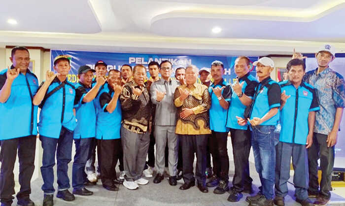 Ketua PP F.SPTI Kukuhkan Kepengurusan PD F.SPTI Sumbar, M Nasir: Banyaknya Persoalan Bakal Dituntaskan 1 PENGUKUHAN— Ketum F.SPTI M Nasir bersama Ketua Terpilih F.SPTI Sumbar Yunisman, Dewan Penasehat F.SPTI Sumbar, Chandra dan anggota usai pengukuhan kepengurusan daerah.