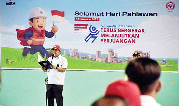 Kobarkan Semangat Perjuangan, PT Semen Padang Peringati Hari Pahlawan 1 UPACARA HARI PAHLAWAN— Direktur Operasi PT Semen Padang, Andria Delfa, menjadi pembina upacara peringatan Hari Pahlawan, dan diikuti ratusan pimpinan dan karyawan Semen Padang Group, di Lapangan Tenis Indoor PT Semen Padang, Senin (10/11).