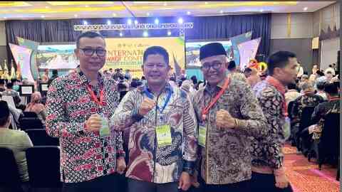 HADIRI KONFERENSI WAKAF— Bupati Pasaman Welly Suhery berbaur dengan para peserta Konferensi Wakaf Internasional 2025 di Auditorium Gubernuran Sumbar, Sabtu (15/11).