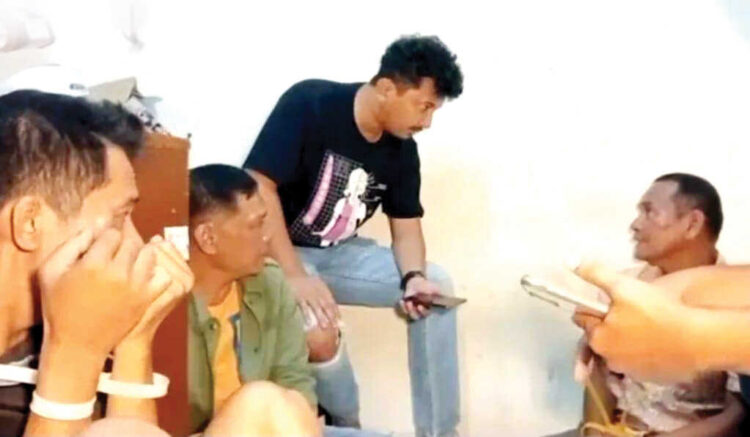 GANJAL ATM— Tim Klewang Satreskrim Polresta Padang menangkap empat pelaku spesialis ganjal kartu ATM.