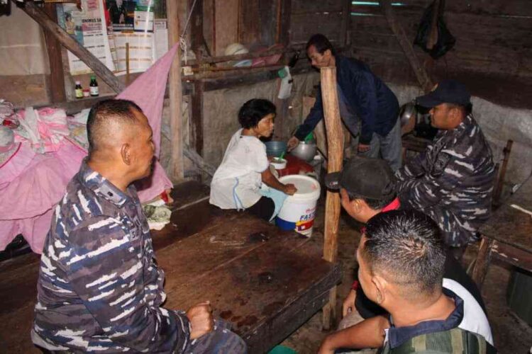 BEDAH RUMAH— Anggota Lanal Sibolga mengunjungi salah satu rumah warga yang tidak layak huni dan akan diperbaiki.