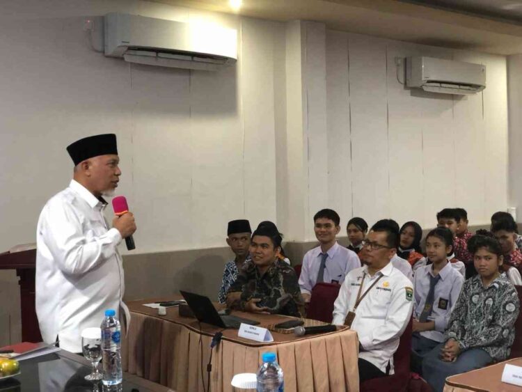 PEMBINAAN KARAKTER— Gubernur Sumbar Mahyeldi memberikan arahan saat membuka  Pembinaan Karakter Siswa ADEM 3T Tahun 2025 di Edotel Bundo Kandung, SMKN 9 Padang, Rabu (19/11).